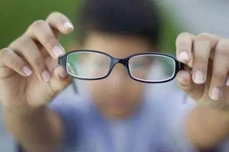 近视眼是怎么形成的？导致眼睛近视的原因原来是这个！