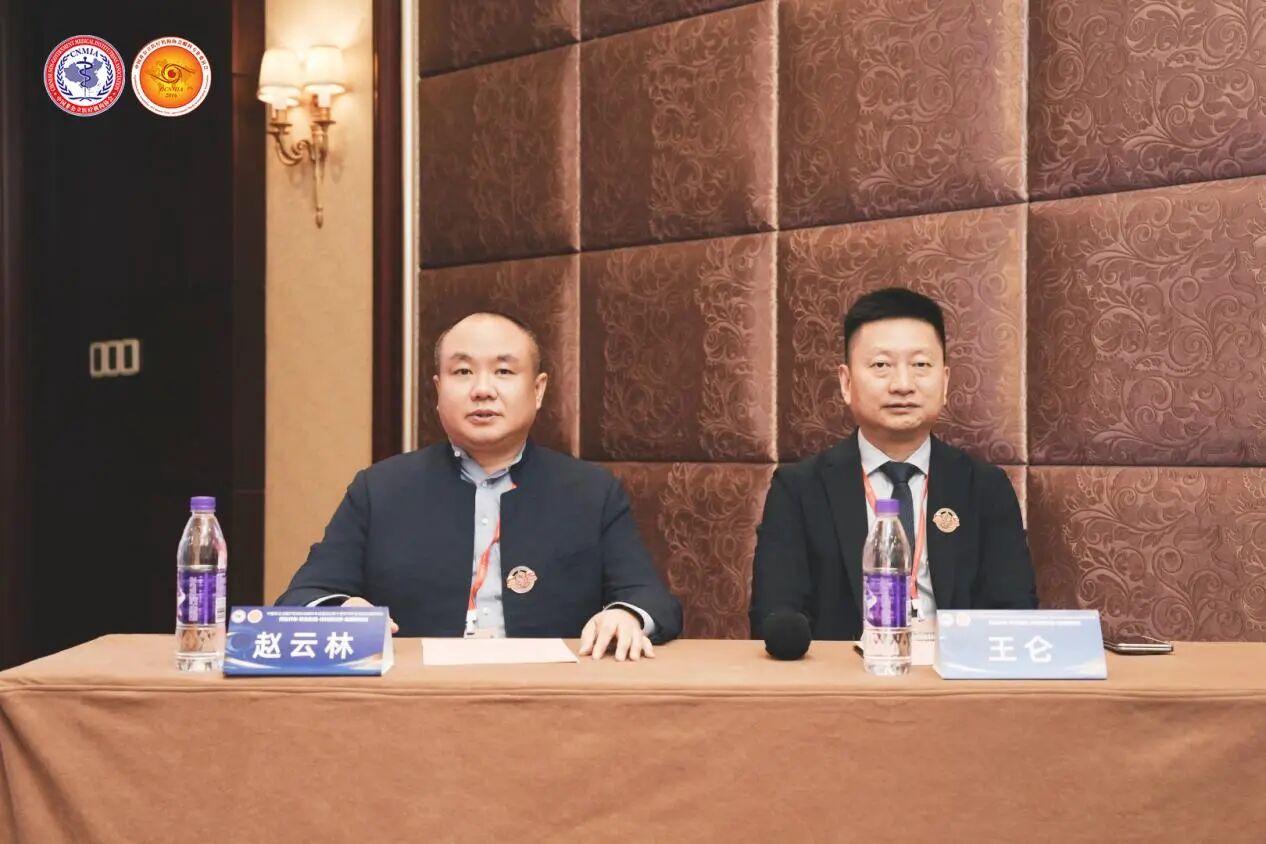 主持人:赵云林(左)、王仑(右) 主持人:赵云林(左)、王仑(右)